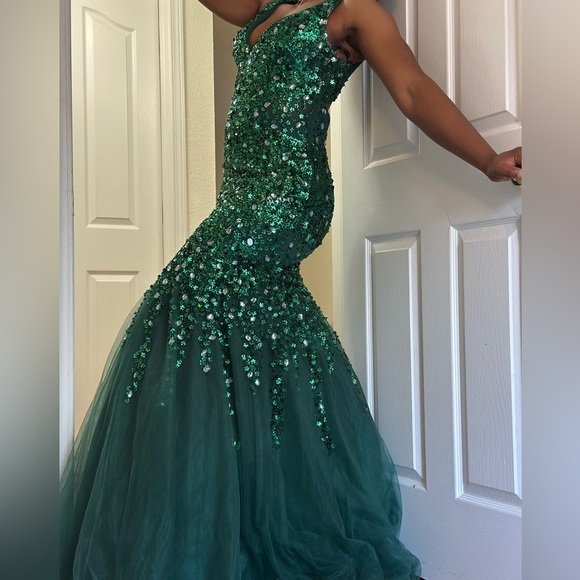 Elegant Green Evening Gown Size M - Picture 5 of 13